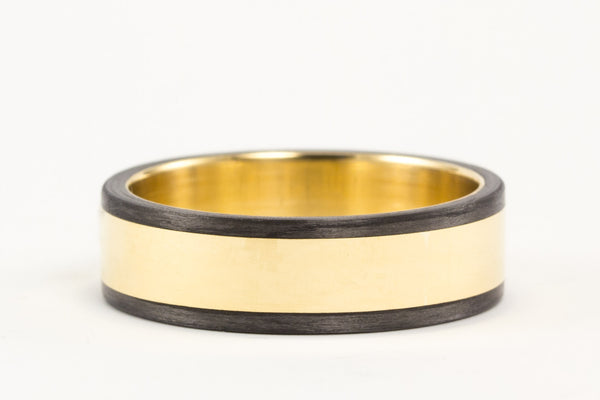 18ct gold and carbon fiber ring (04703_6N)