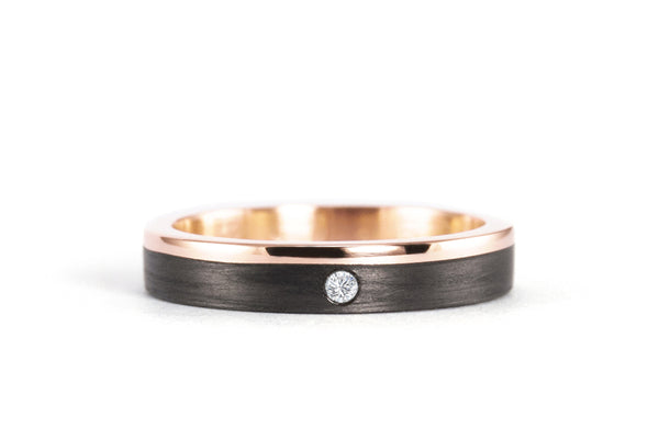 18ct rose gold and carbon fiber ring. Black and gold wedding band (00444_4D4N)