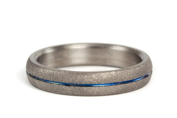 Sandblasted titanium ring with anodized inlay (00007_4N)
