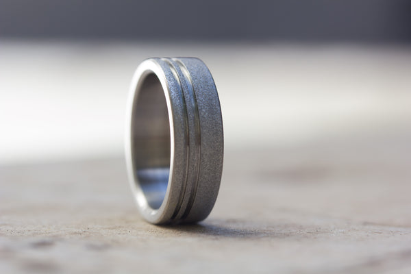 Sandblasted titanium ring with polished inlays (00013_7N)