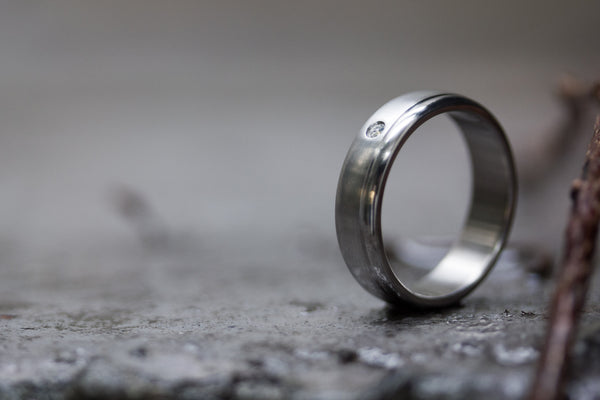 Brushed titanium ring with polished inlay and Swarovski (00015_5S1)