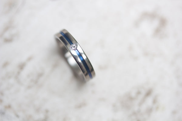 Polished titanium ring with anodized inlay and Swarovski (00016_4S1)