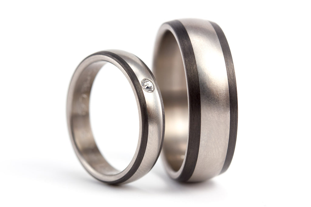 Titanium and carbon fiber wedding bands with a Swarovski (00302_4S1_7N)