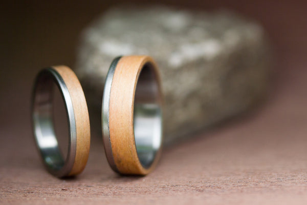 Titanium and oak bentwood wedding bands (00519_4N6N)