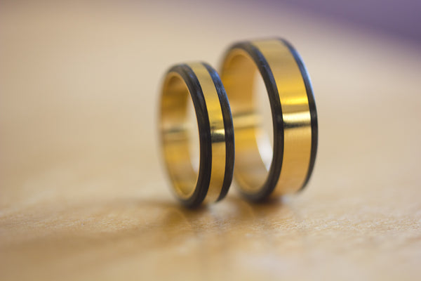 18ct gold and carbon fiber wedding bands (04703_4N6N)