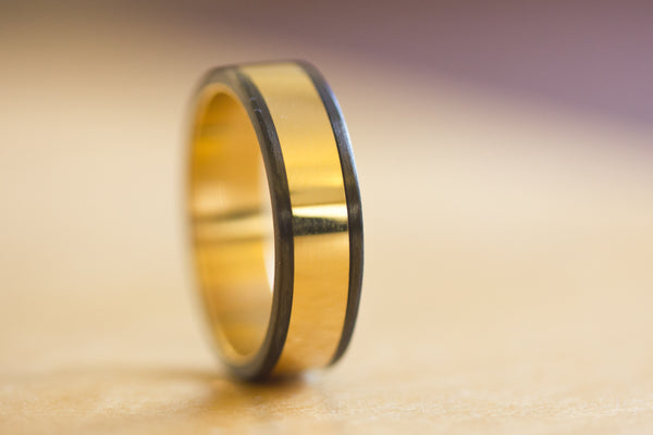 18ct gold and carbon fiber ring (04703_6N)