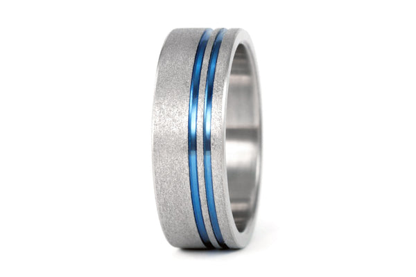 Sandblasted titanium ring with anodized inlays (00010_7N)