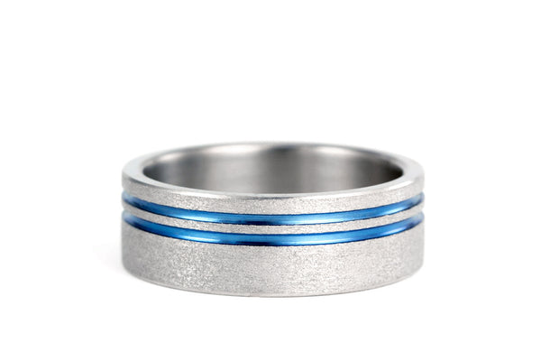 Sandblasted titanium ring with anodized inlays (00010_7N)