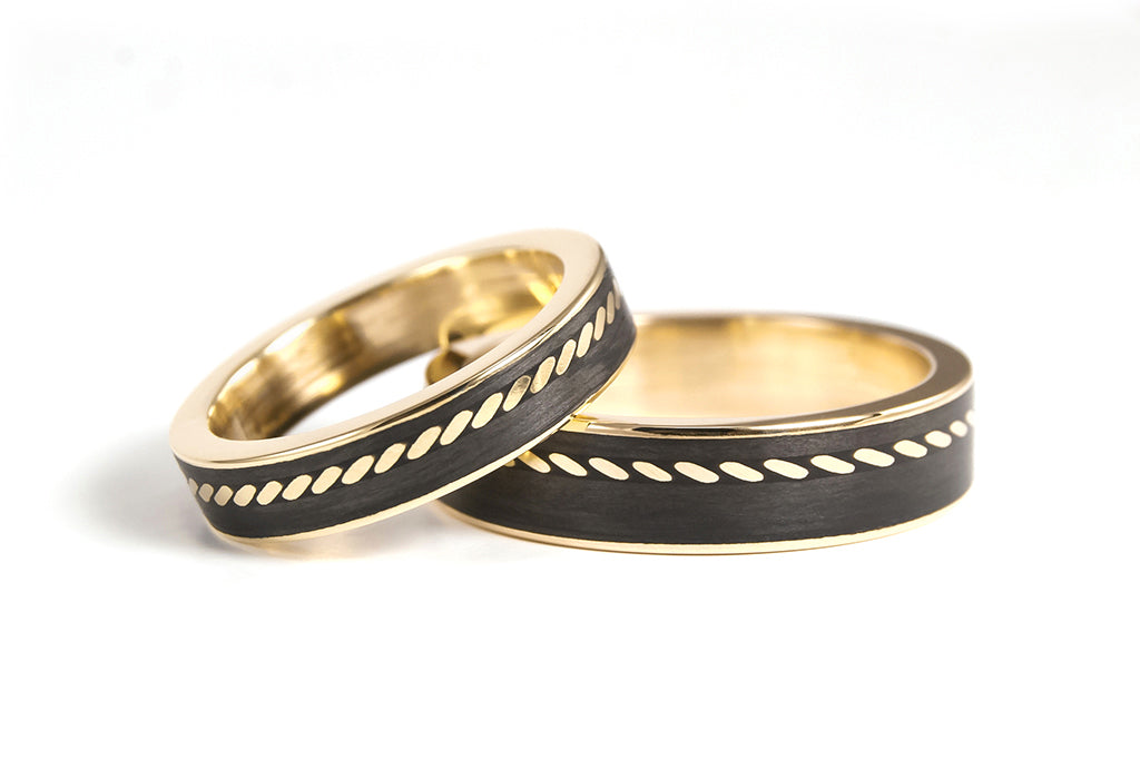 18ct yellow gold and carbon fiber wedding bands (04704_4N5N)