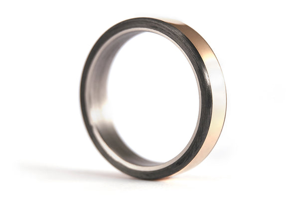 18ct gold, titanium and carbon fiber ring (00556_6N)