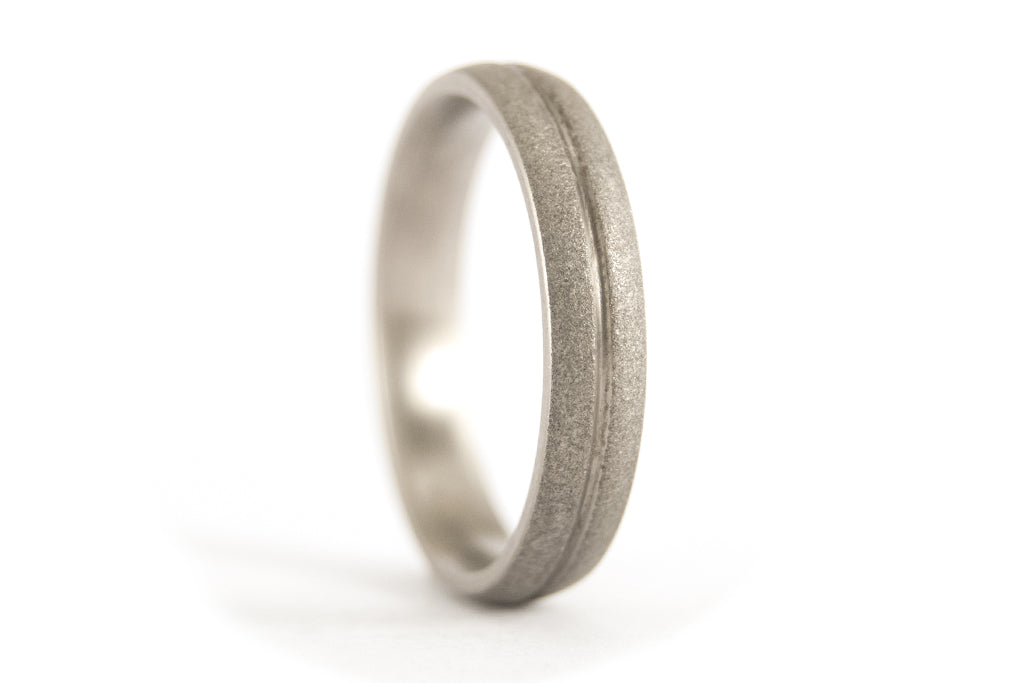 Sandblasted titanium ring with polished inlay (00008_4N)