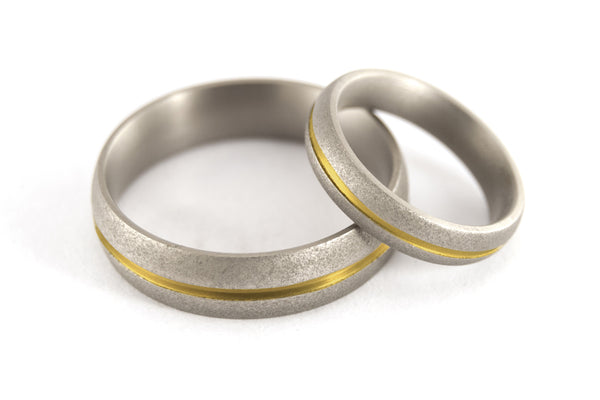 Sandblasted titanium wedding bands with anodized inlay (00000_4N7N)