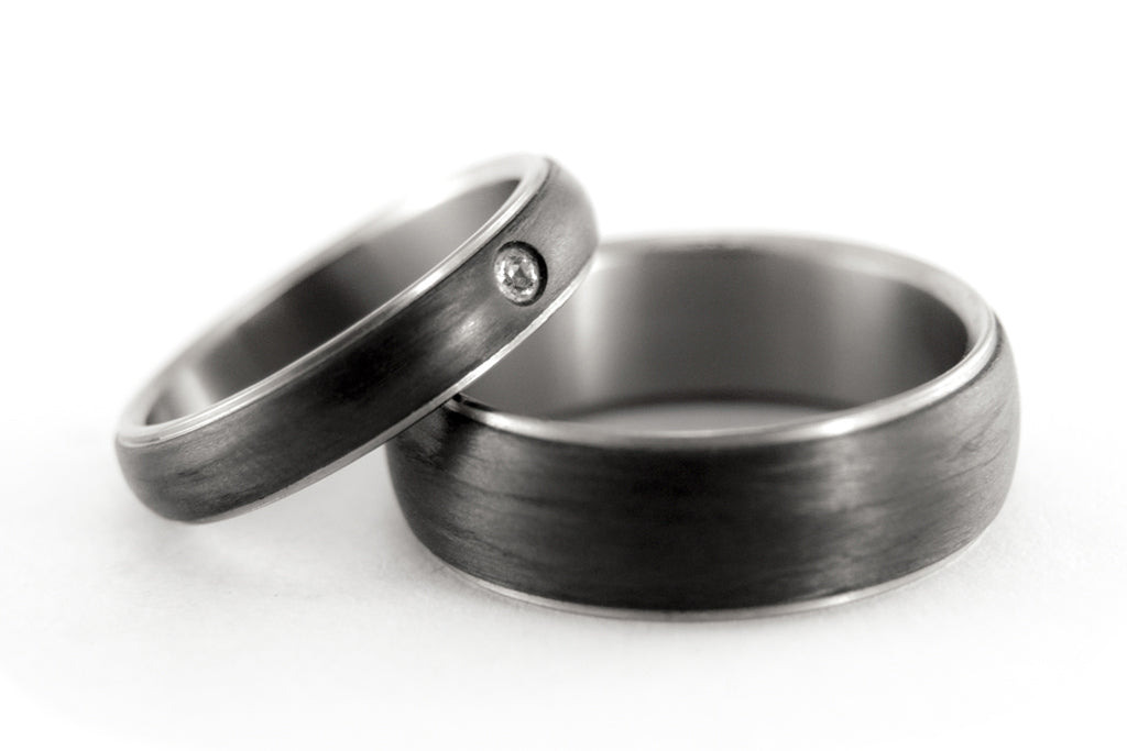 Titanium and carbon fiber wedding bands with a Swarovski (00305_4S1_7N)