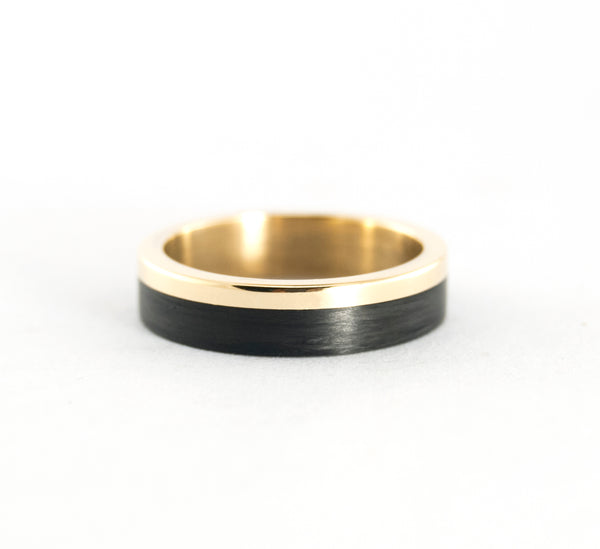 18ct yellow gold and carbon fiber ring. Black and gold wedding band. Unique design (00513_4N)