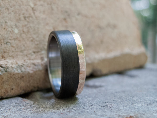 18ct yellow gold, titanium and carbon fiber wedding bands (00424_4N7N).